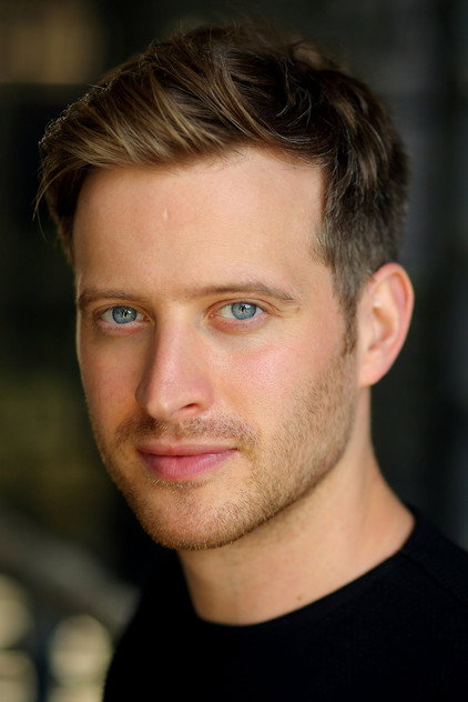 Nicholas Ralph como Father Raymond