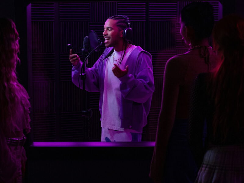 Neon: 레게톤의 꿈을 향한 거칠고 뜨거운 러브레터