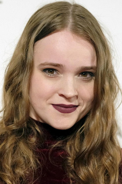 Nadia Alexander como Harper