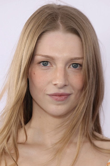 Hunter Schafer nel ruolo di Cora