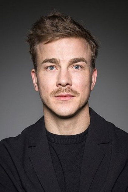 Albrecht Schuch como Stanislaus 'Kat' Katczinsky