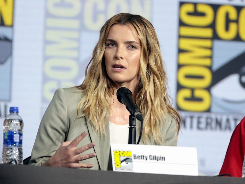 Betty Gilpin: वह अभिनेत्री जिनकी सबसे अच्छी सीरीज़ अधूरी रह जाती हैं
