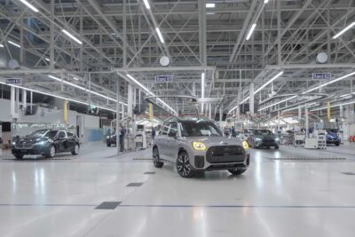A new MINI Countryman drives itself through the BMW Group assembly hall in Leipzig — Image: BMW Group