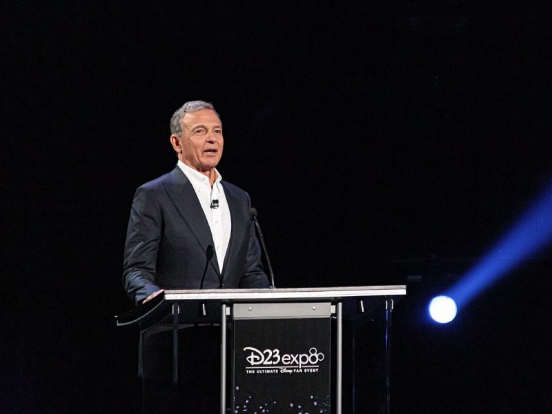 Bob Iger, o gestor que comprou a Marvel, quer agora os Lakers