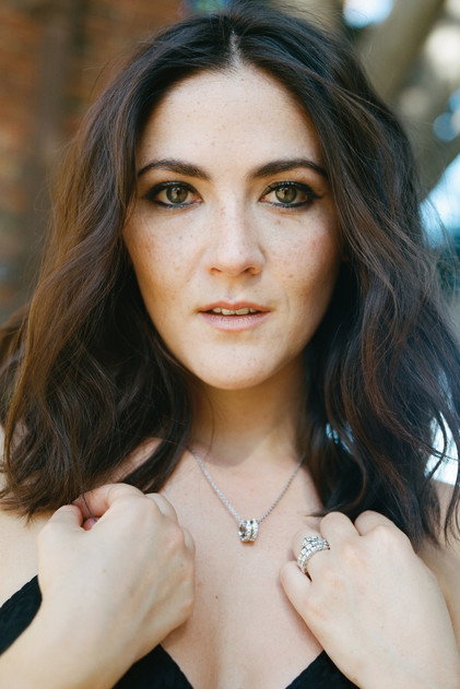 Isabelle Fuhrman como Esther / Leena