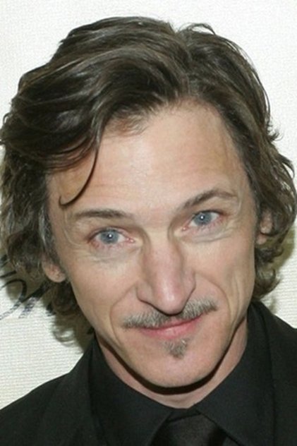 John Hawkes como Charlie