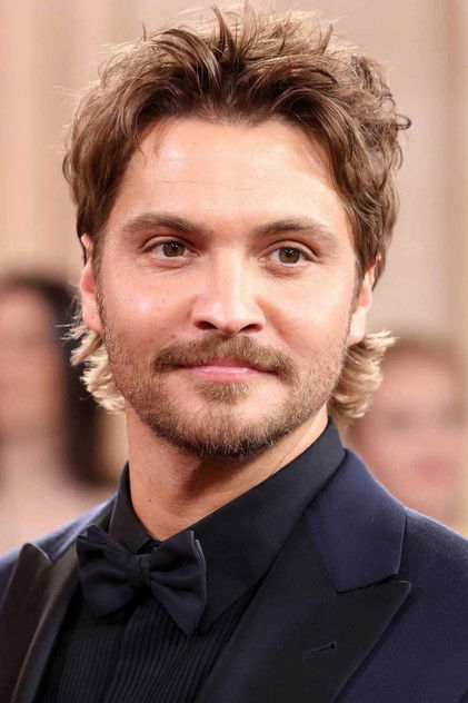 Luke Grimes în rolul lui Jake
