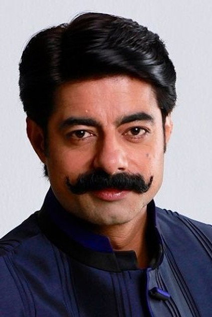 Sushant Singh como Tej Naidu