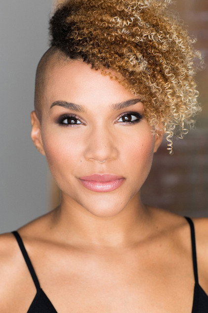 Emmy Raver-Lampman como Agent Verona Parker