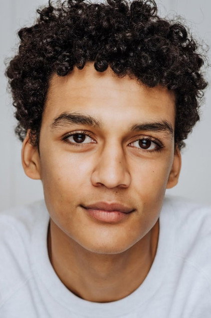 Evan Ellison como Sebastian Zelle