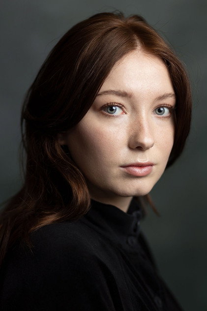 Nikki Hanseblad como Lydia