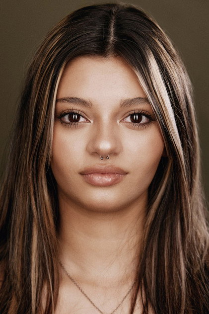 Vanessa Carrasco como Ariana