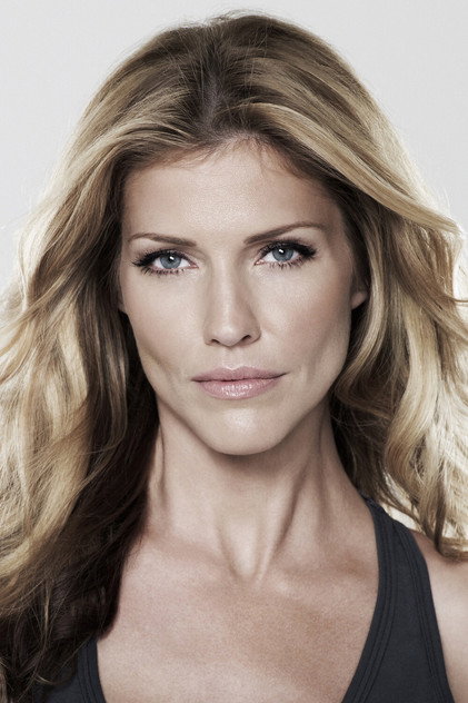 Tricia Helfer como Sofia