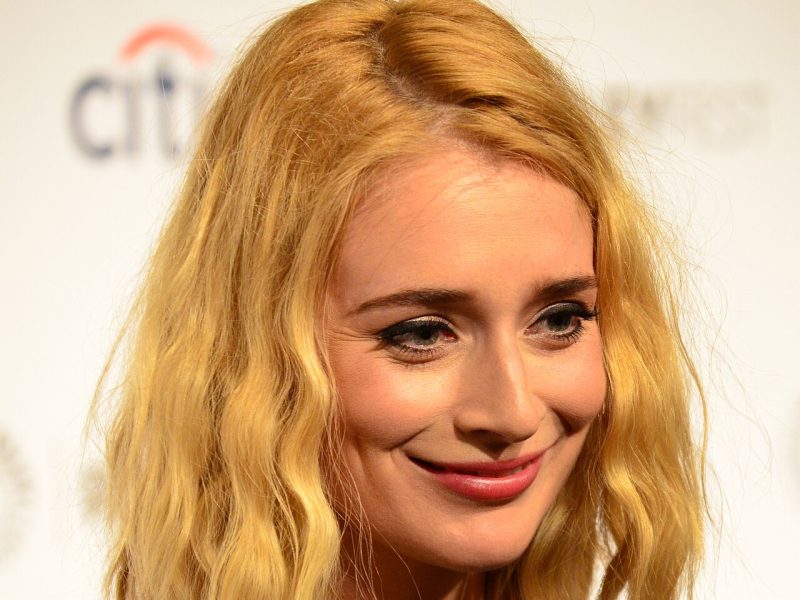 Caitlin FitzGerald, a atriz que não deixa a esposa ficar em segundo plano