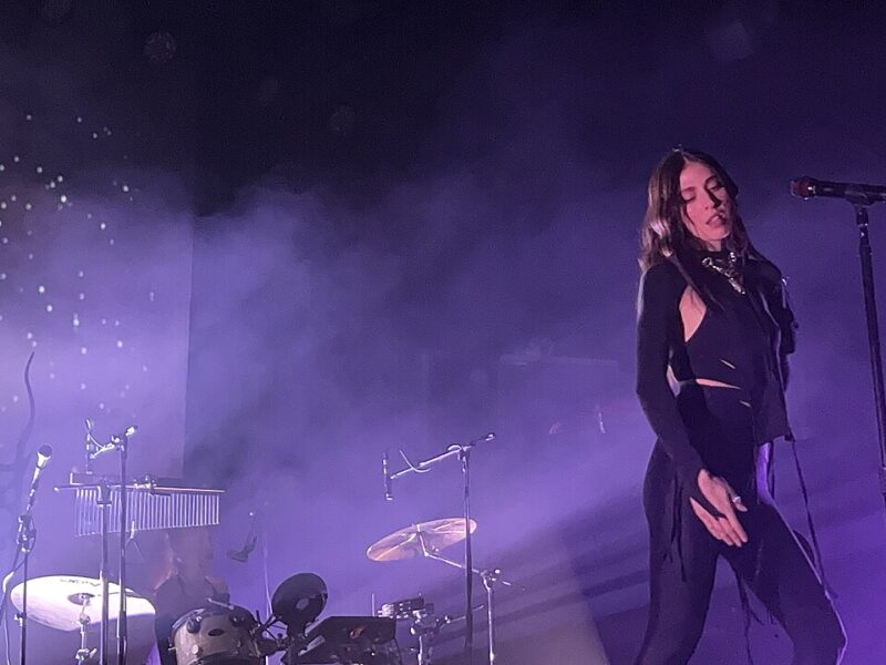 Caroline Polachek, a cantora de art pop que Dua Lipa e Harry Styles chamam para abrir seus shows