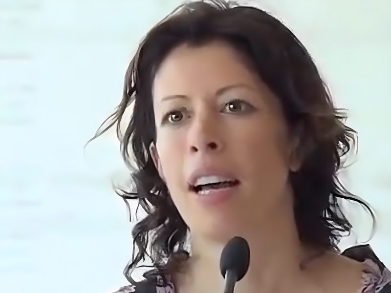 Cecily Brown, la peintre du désir qui délaisse les corps enlacés pour la foule