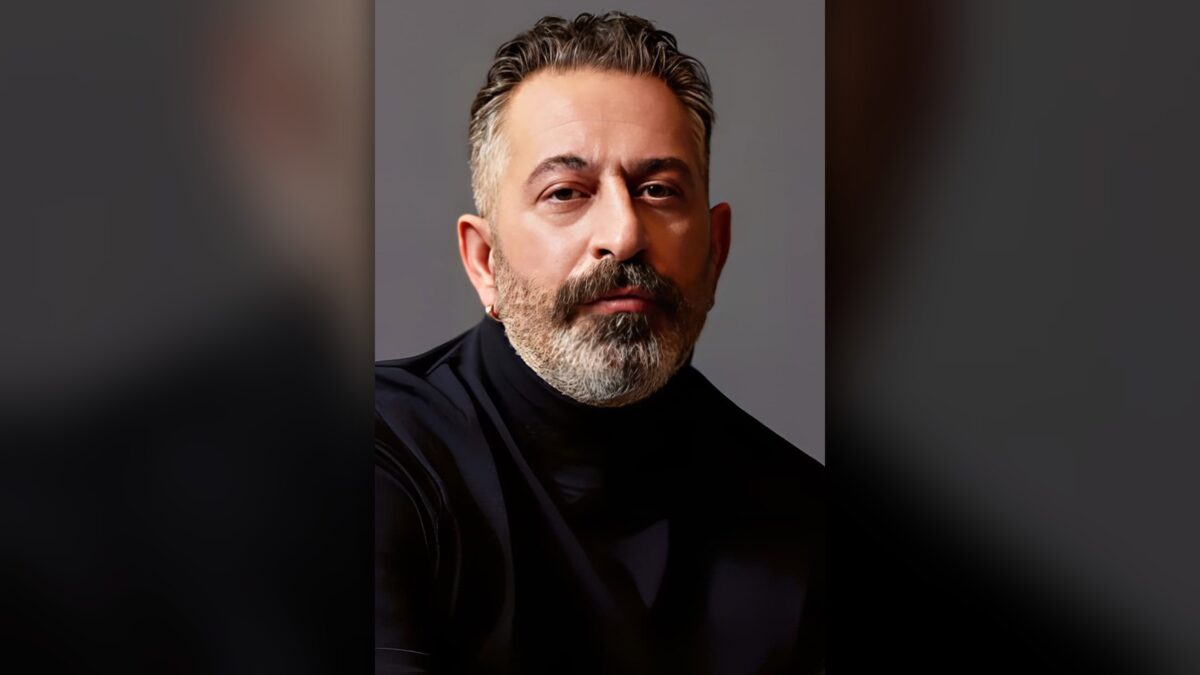 Cem Yılmaz, il comico che continua a spedire nello spazio un venditore di tappeti di Istanbul