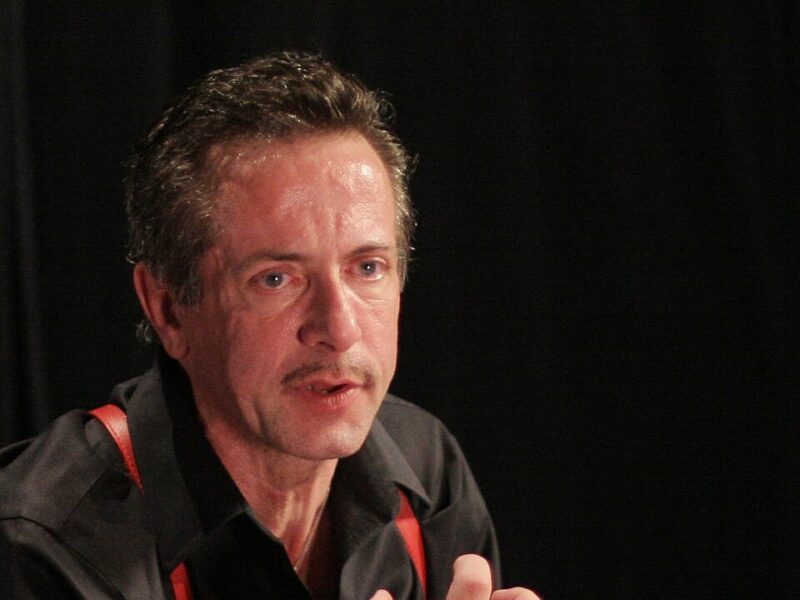 Clive Barker, lo scrittore che ha insegnato all’horror a stare dalla parte dei suoi mostri