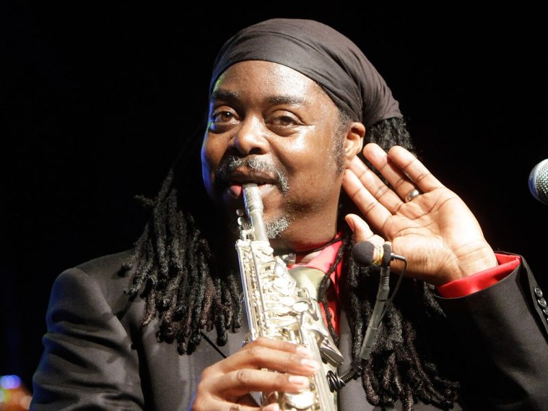 Courtney Pine, cuarenta años del saxofonista que sacó al jazz británico de los clubes