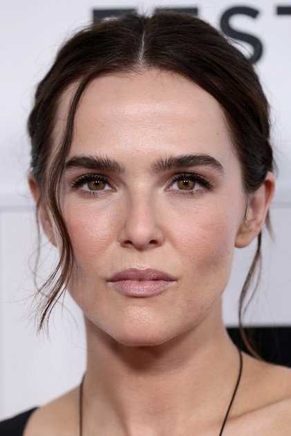 Zoey Deutch as Allison Crewson