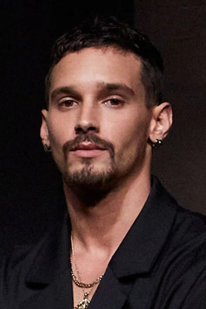 Joel Sánchez como Bruce