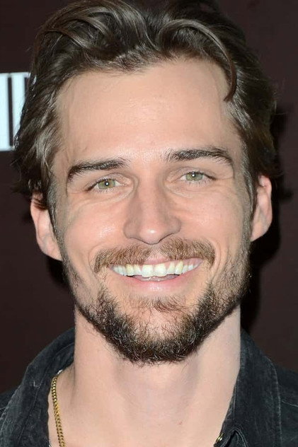 Jon-Michael Ecker dans le rôle de Scott
