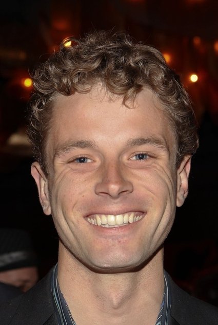 Sebastian Pigott como Bruce Pierce