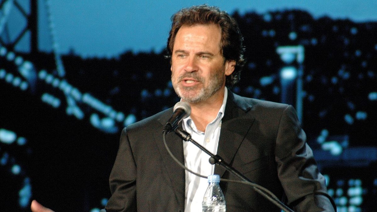 Dennis Miller, l&rsquo;humoriste à la froideur affichée que HBO ramène dans la cabine de la NFL