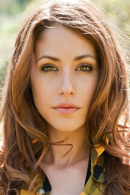 Amanda Crew como Ellie