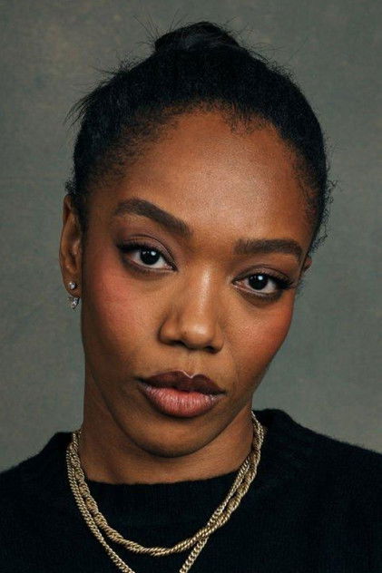 Naomi Ackie som Sade