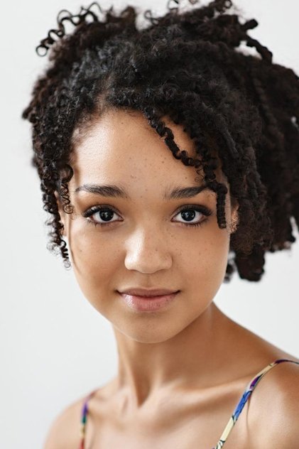 Aisha Dee como Lily