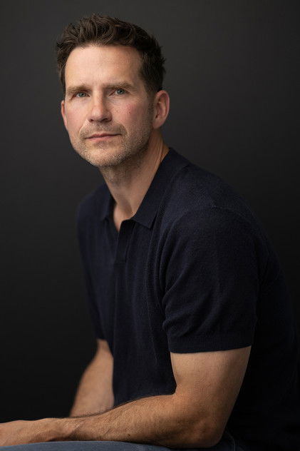 Michael Karl Richards como Zoe's Adopted Dad