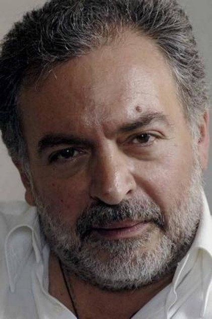 Gianni Parisi como Ojciec Massimo