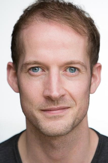 Alex Freeborn dans le rôle de Stack