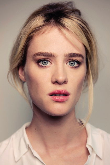 Mackenzie Davis como Harper