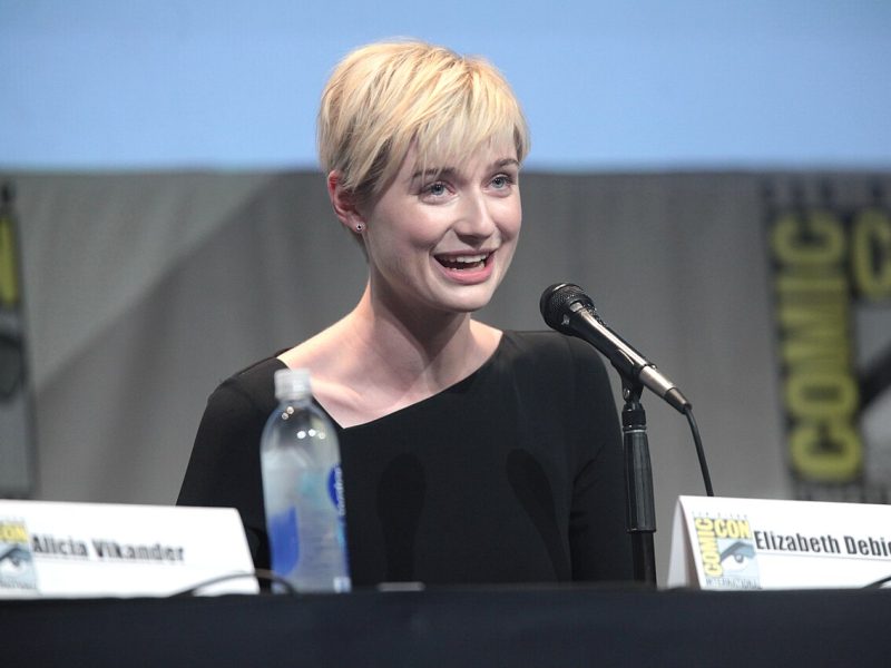 エリザベス・デビッキ、『ザ・クラウン』のダイアナでエミー賞に輝いた「静けさ」の演技
