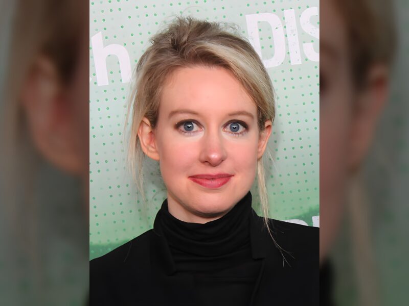 « Vous pouvez tout voir » : la fondatrice de Theranos Elizabeth Holmes voulait son documentaire, l’humoriste Nathan Fielder l’a filmée