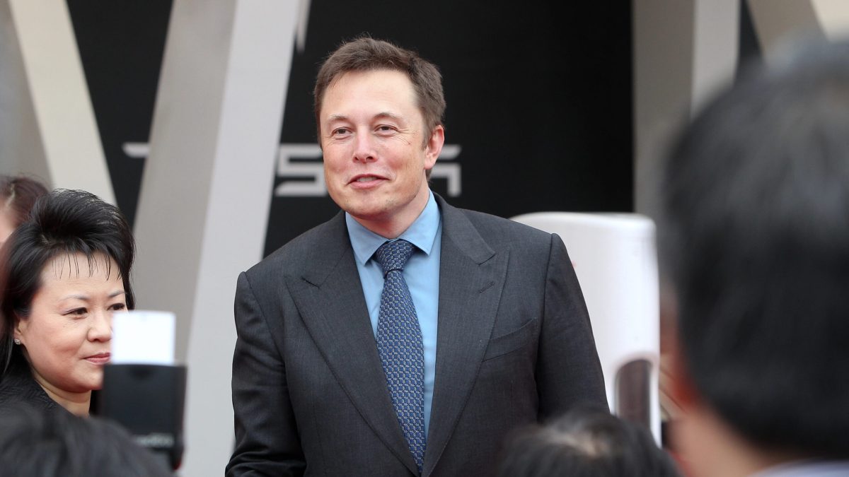 Elon Musk renueva Grokipedia con una estantería de libros tras cinco meses sin ediciones