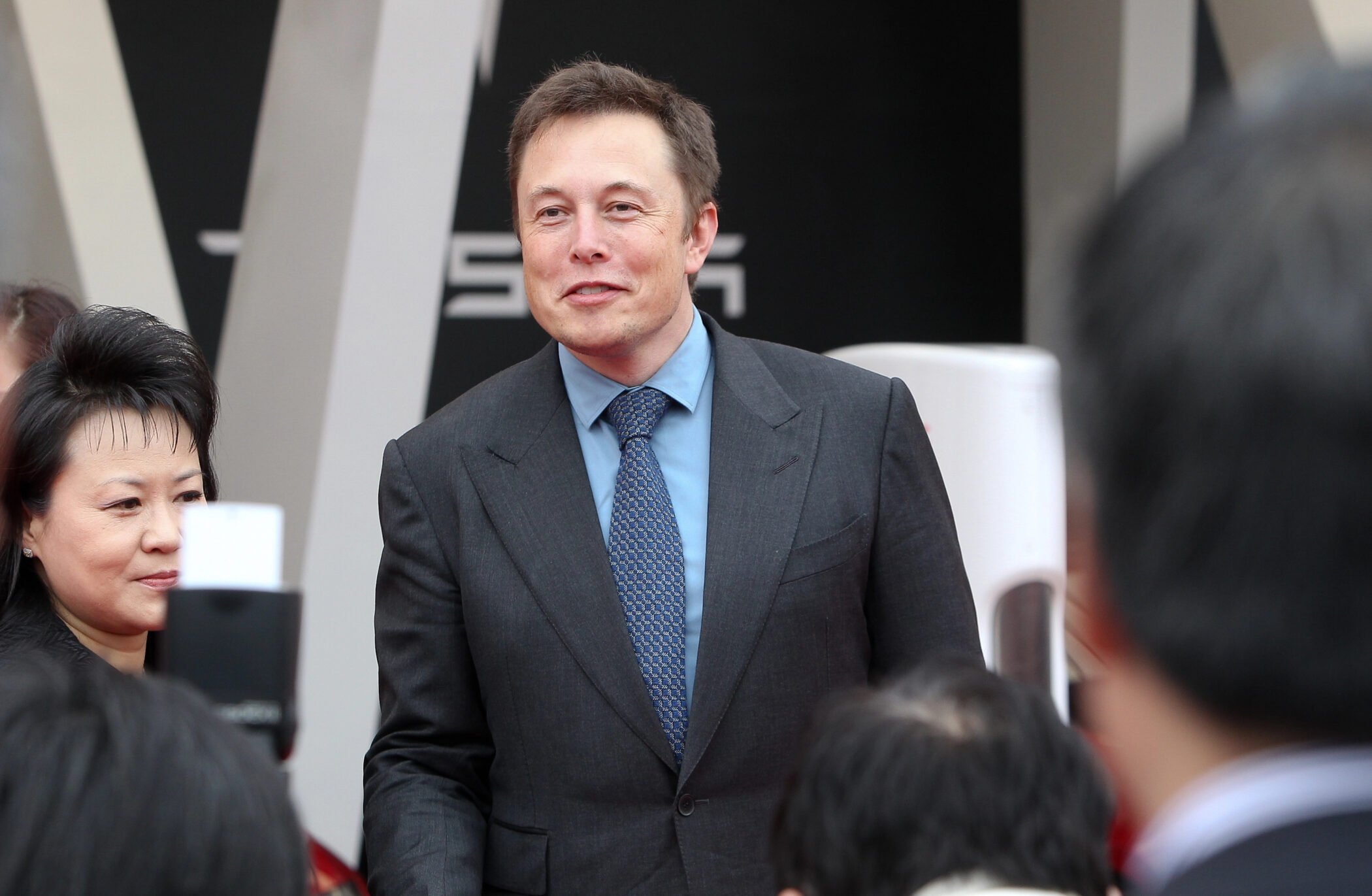 Grokipedia, de Elon Musk, ganha visual de estante após cinco meses congelada em silêncio