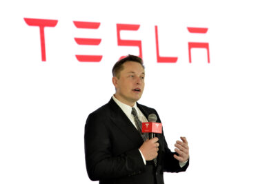 Elon Musk dice que ahorrar no sirve de nada, pero no explica de quién serán los robots