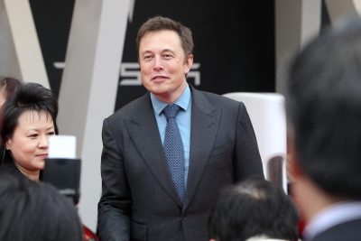 Grokipedia, de Elon Musk, ganha visual de estante após cinco meses congelada em silêncio
