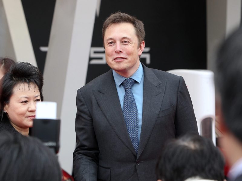 イーロン・マスク氏のGrokipedia、5か月の更新停止を経て本棚風の新デザインに