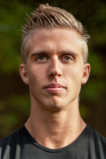 Justin Howell como Gio