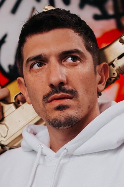 Andrew Schulz como Dan Hibiki