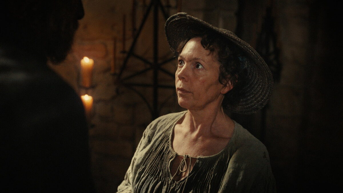 Olivia Colman w słomkowym kapeluszu jako Rybaczka w oświetlonym świecami pokoju w filmie Wicker (2026)