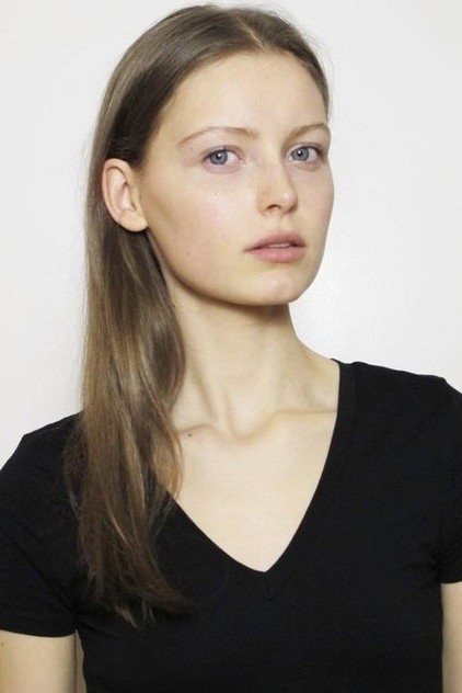 Emily Butcher nel ruolo di Caroline