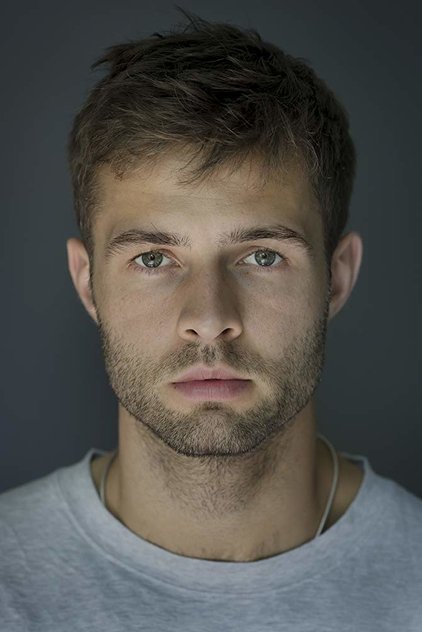 Tom Forbes como Matt