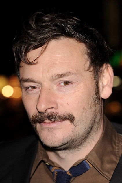 Julian Barratt como Phil