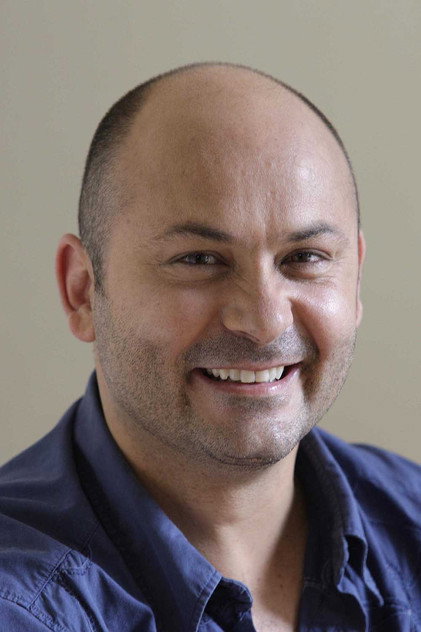 Steve Bastoni como Paul