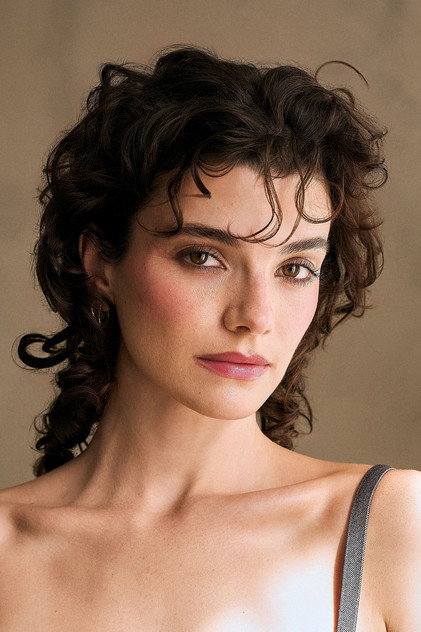Zoë Steiner como Tarima Sadal